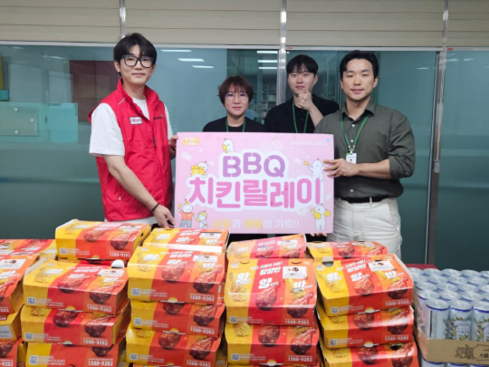 BBQ 관계자들이 성남시청소년 자립지원관을 찾아 치킨을 기부하고 있다. 제너시스BBQ 제공